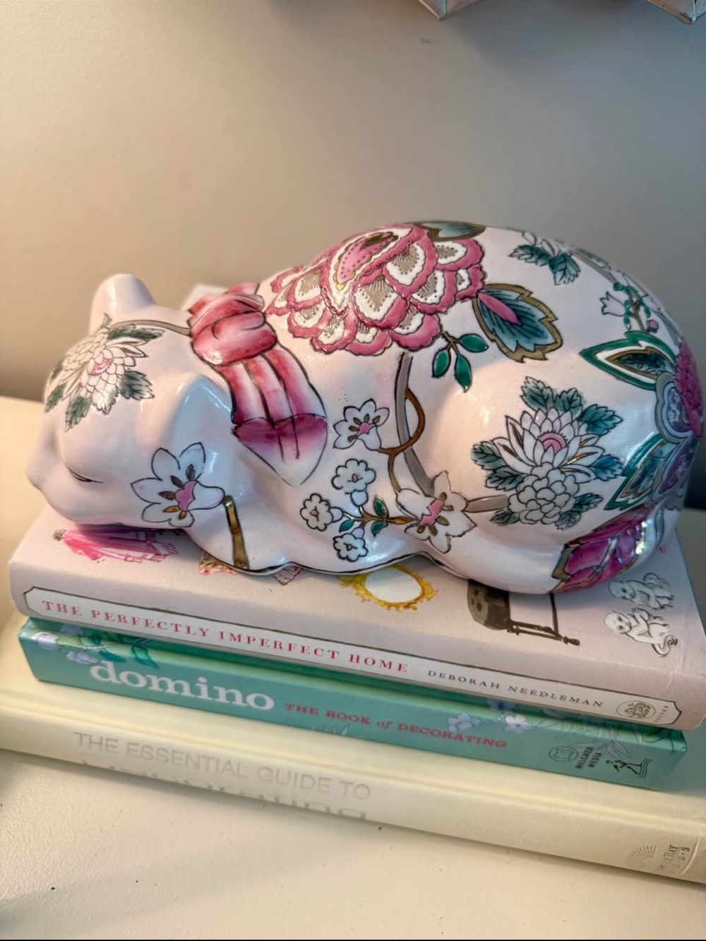 Chinoiserie sleeping porcelain kitty cat